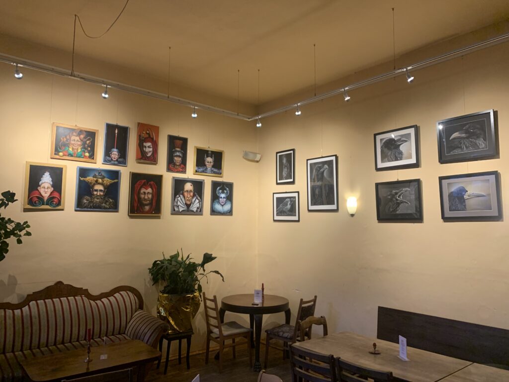 Barraum mit Ausstellung